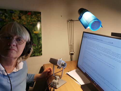Susi Menzel am PC beim Aufnehmen einer Tonspur für Videos